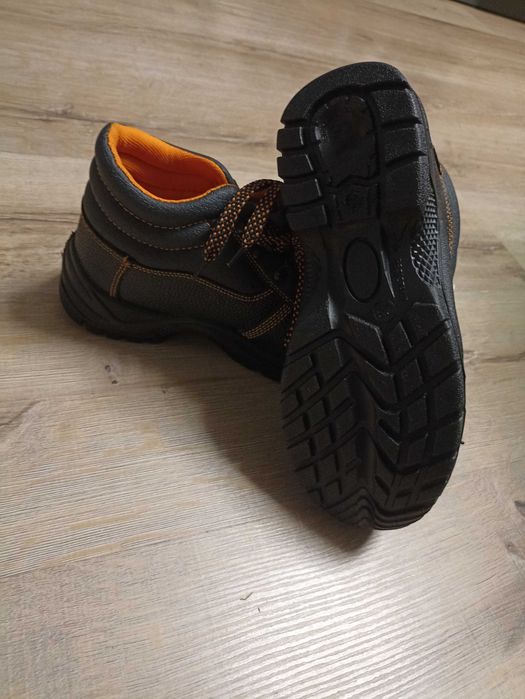 Работни обувки с бомбе