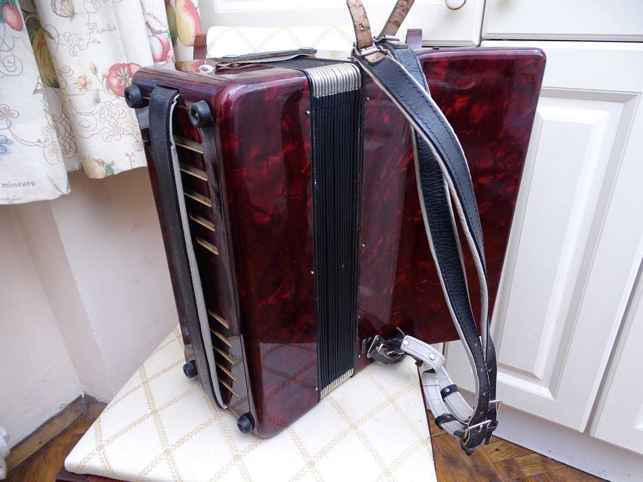 Много запазен стар акордеон Велтмайстер 48 баса