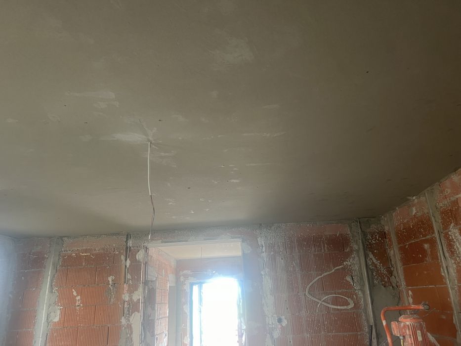 Execut Tencuială mecanizată finisaje interioare si exterioare