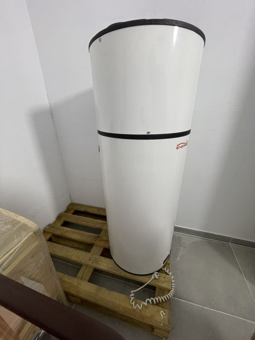 Boiler cu pompa de caldura de 110 litri pentru apa calda menajera