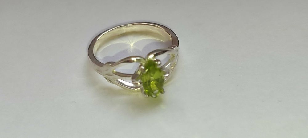Красивое серебряное кольцо с камнем ХРИЗОЛИТ, размер 17.