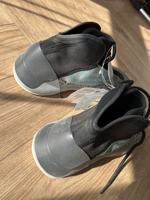 Adidas yeezy noi cu eticheta