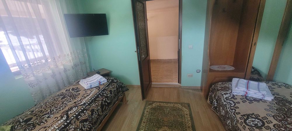 Vand pensiune cu 10 camere .