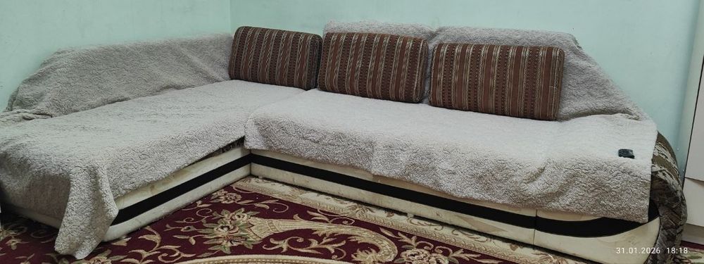 Burchak divan. Holati o'rta