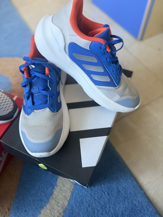 Маратонки Nike adidas