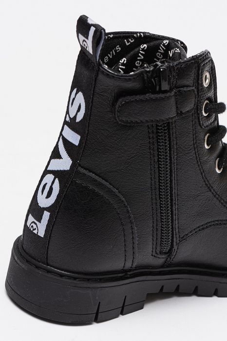 Ghete Levi's din piele ecologica