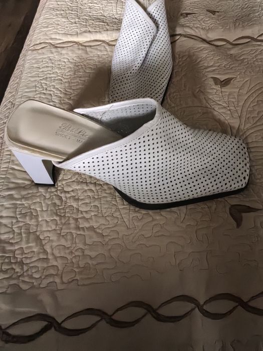 Шлепки новые на каблуке