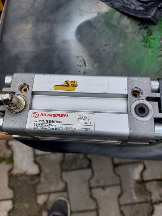 Vând cilindru hidraulic