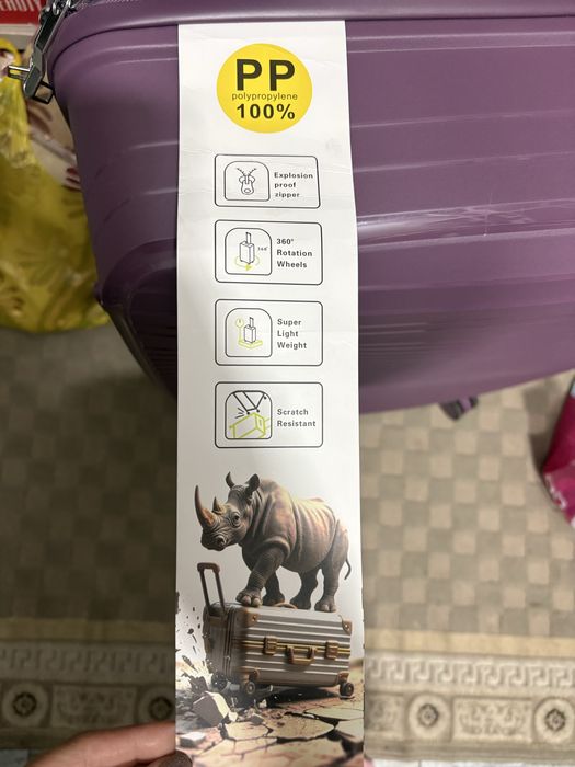 Продам чемодан пластиковый