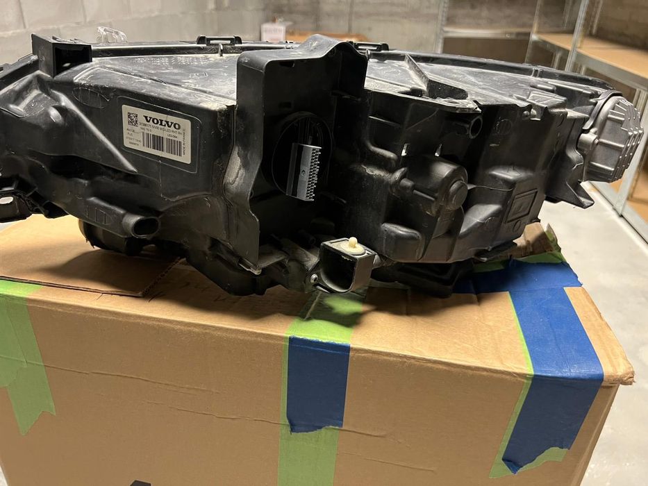 Фар за Volvo T4 T5 десен