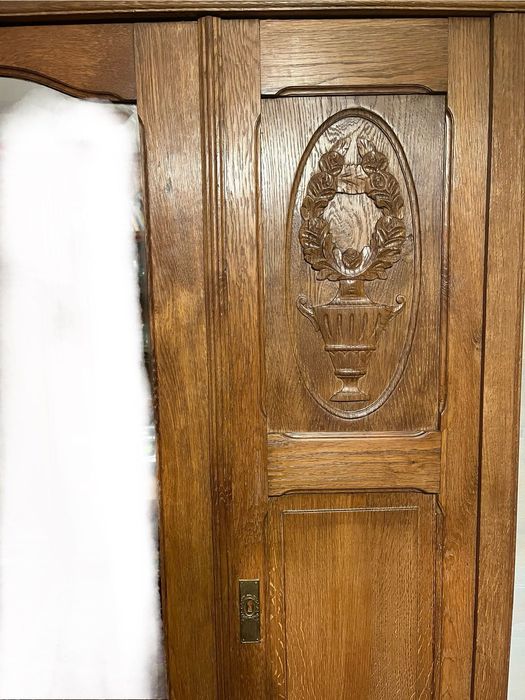 Старинен дъбов гардероб