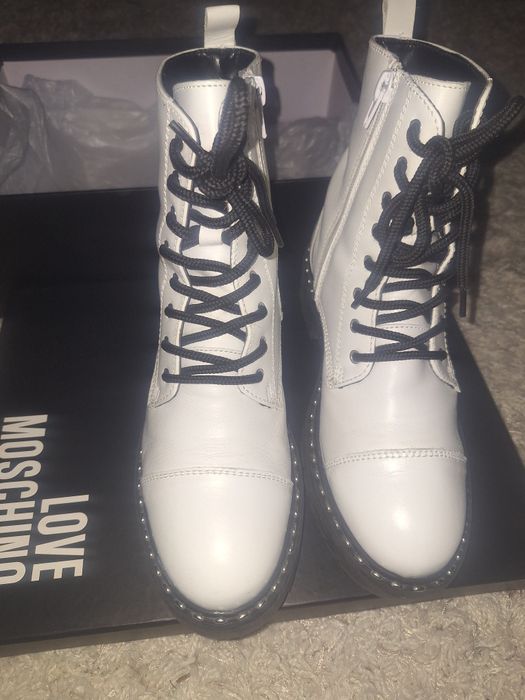 Ghete din piele, albe