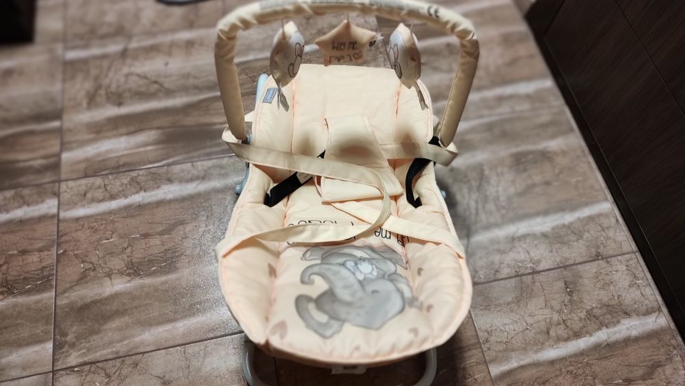 Шезлонг който се люлее за бебе.