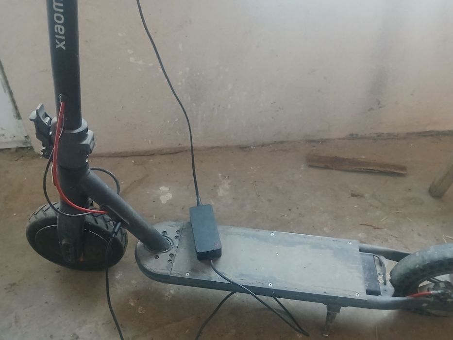 Vând trotineta electrica Xiaomi electric scooter4