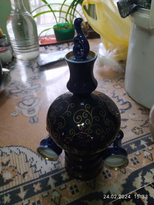 Продам графин с рюмками.