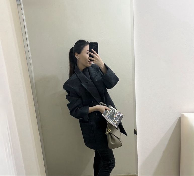 Женское пальто-пиджак. Темно-серого цвета, размер – стандарт.