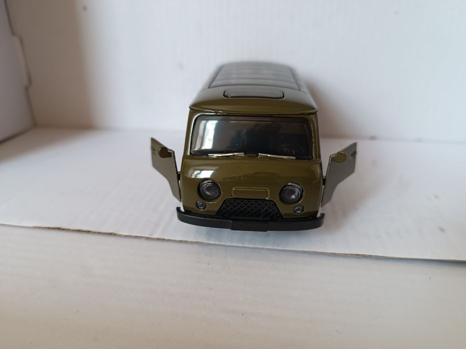 Модель автомобиля УАЗ масштаб 1:36