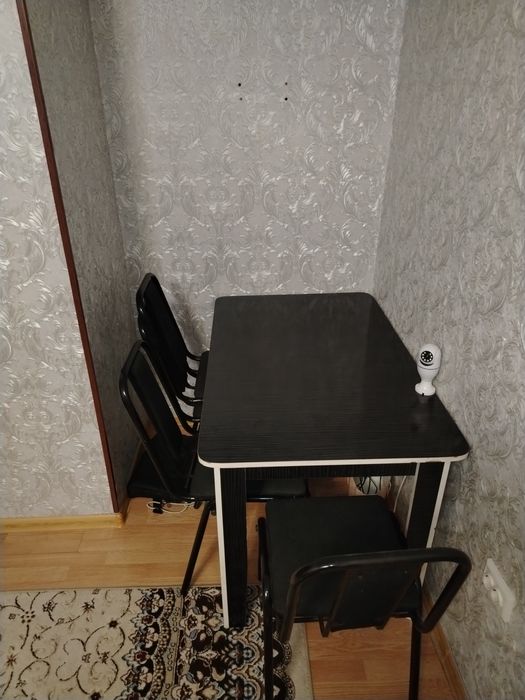 Продаю срочно стол и 4 стула