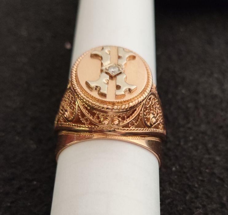 Золотое кольцо с бриллиантом