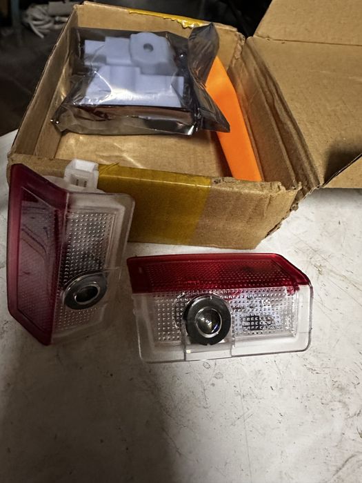 Подсветка двери с логотипом