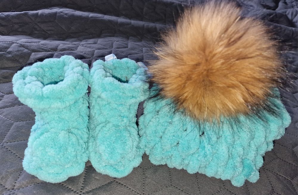 Бебешка шапка и ботушки handmade