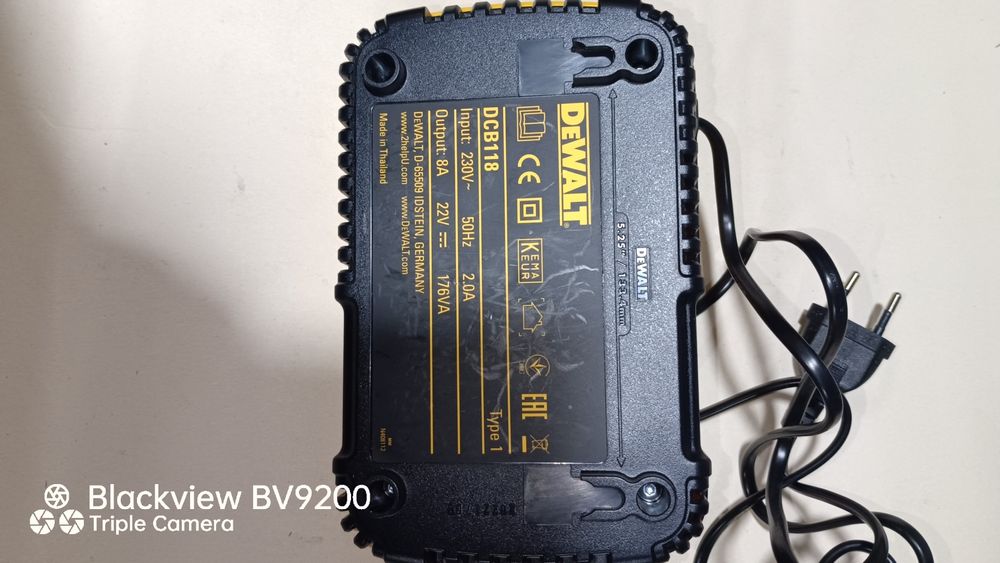Зарядка девольт DeWalt