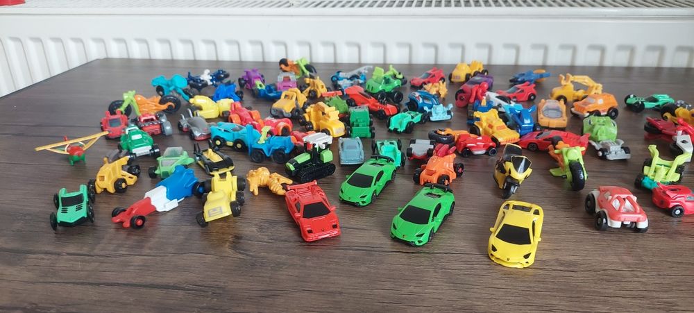 Figurine kinder între de la 1 la 2 lei bucata.