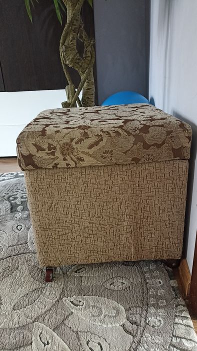 Срочно продам 2 пуфика.