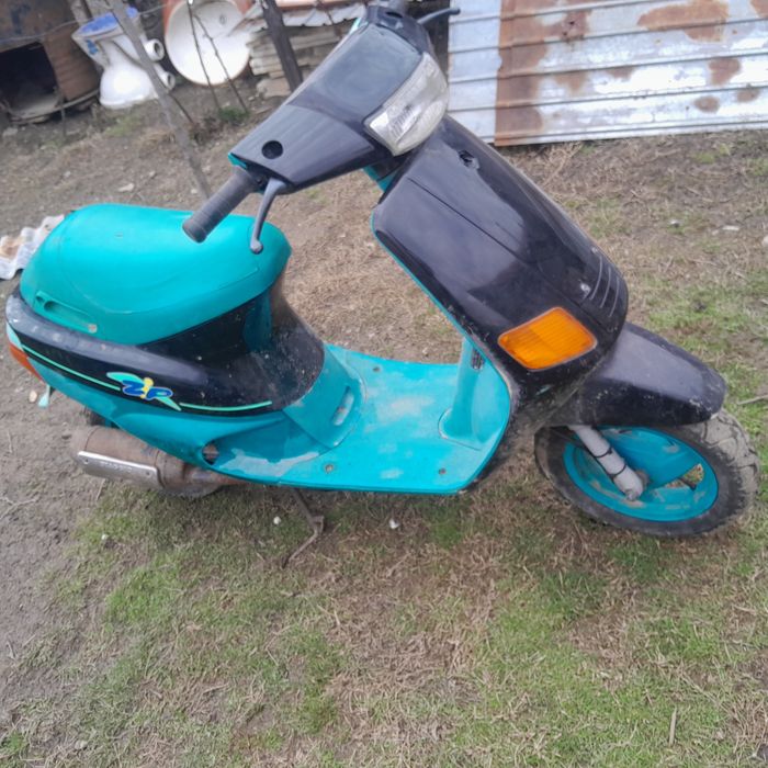 Vând 2 scutere originale