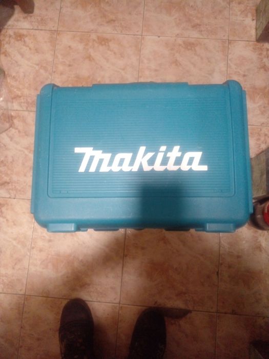 Makitaс две батерии и зарядно