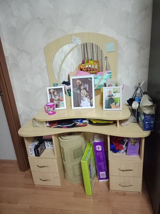 Продам спальный гарнитур, компьютерный стол, шифоньер