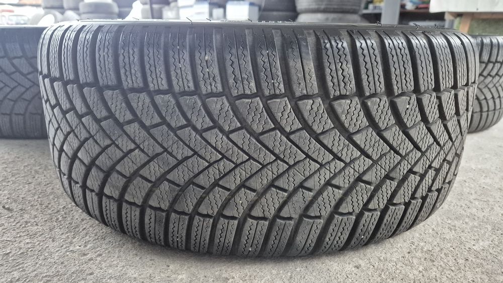 VW 18 цола 5x112 8J ET41 ц.о.57.1  със зимни гуми 235 40 18 Bridgeston