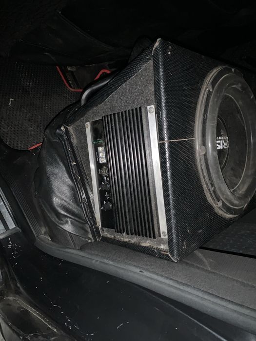 Продам сабвуфер с усилителем