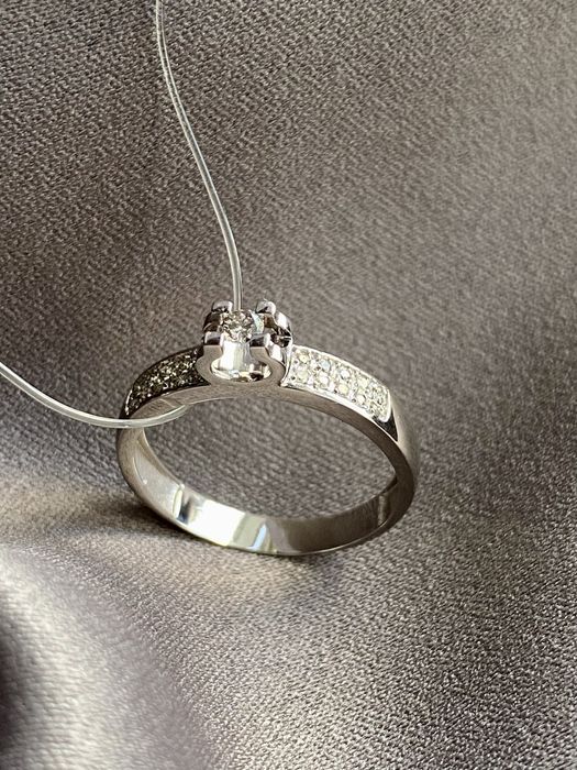 Золотое кольцо с бриллиантом