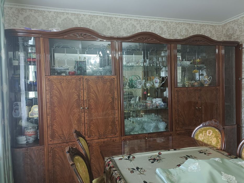 Стенка зальная цвет орех.