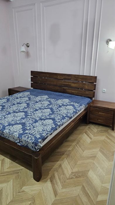 Кровать,2 тумбочки