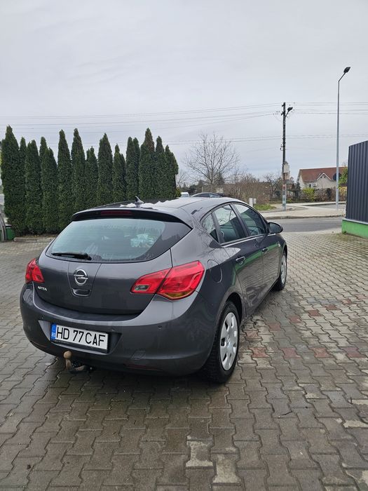 Opel Astra J • 1.6 benzina aspirat • 2011