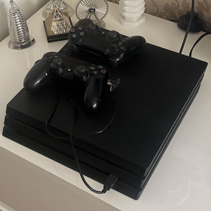 Продаю PS четыре Pro и +2 джойстика и два диска