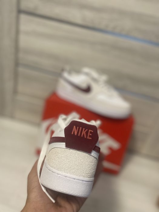 Adidasi nike noi
