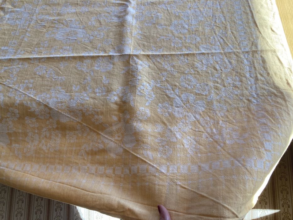 Fata de masa, impecabila, material gros si de caliate