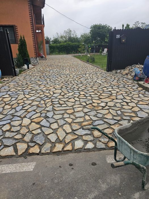 Piatră naturală pentru garduri și socluri. Transport și montaj la nivel național.
