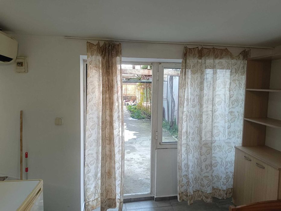 Давам самостоятелна стая под наем