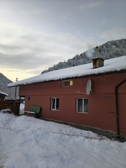 Cabană de anchiriatla munte cu  piscină ancalzita 35 grade