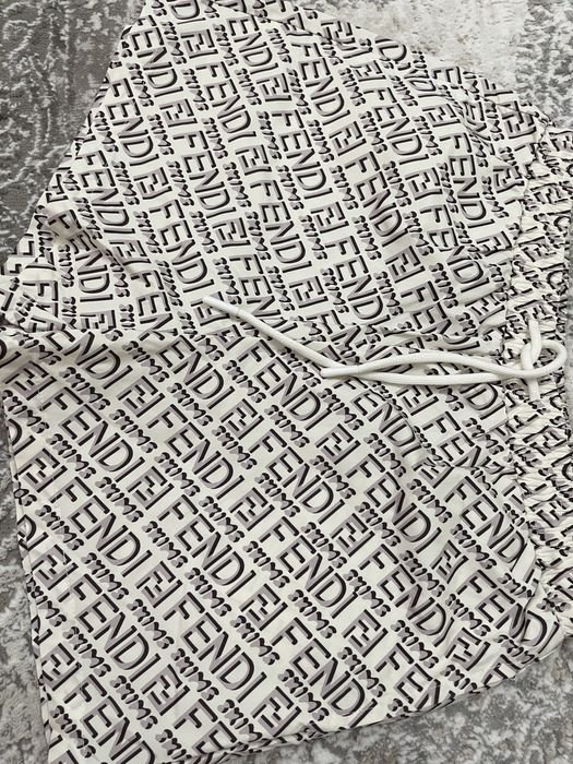 Продам костюм, ветровку