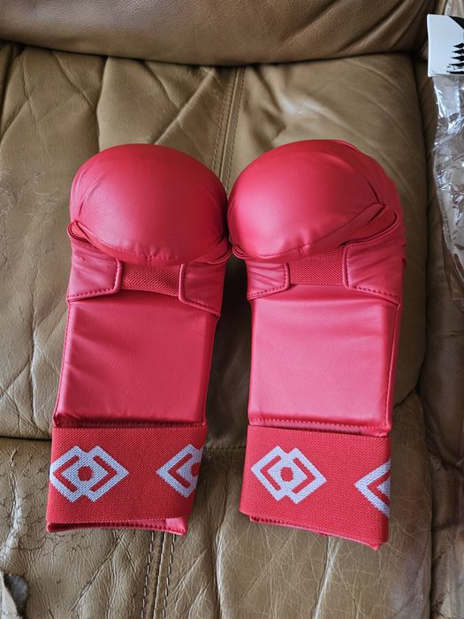 Продавам детски кори за крака и ръкавици за карате.