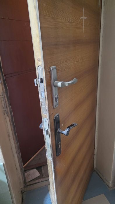 Продам входную деревянную дверь