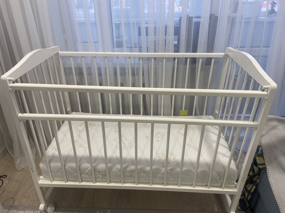 Продам детскую кроватку с матрасом