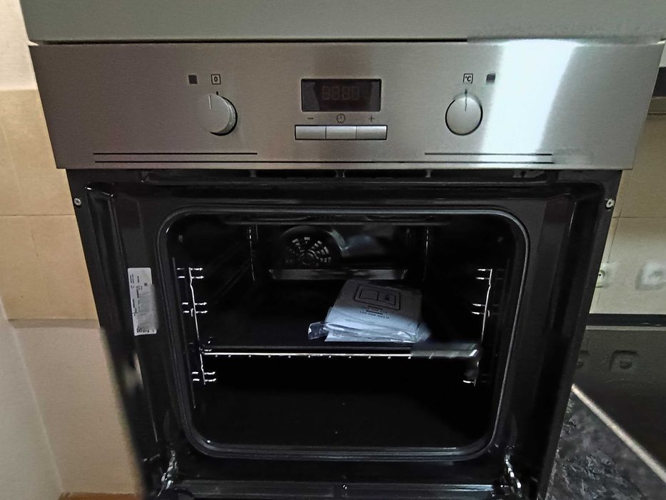 Продам кухонный гарнитур со встроенной техникой.