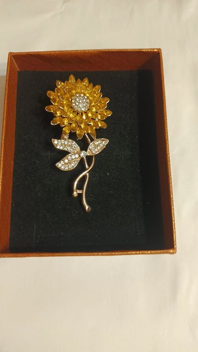 Красиви брошки за всеки тип дреха