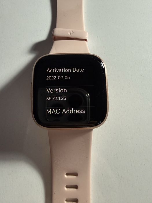 Продавам часовник Fitbit Versa 2